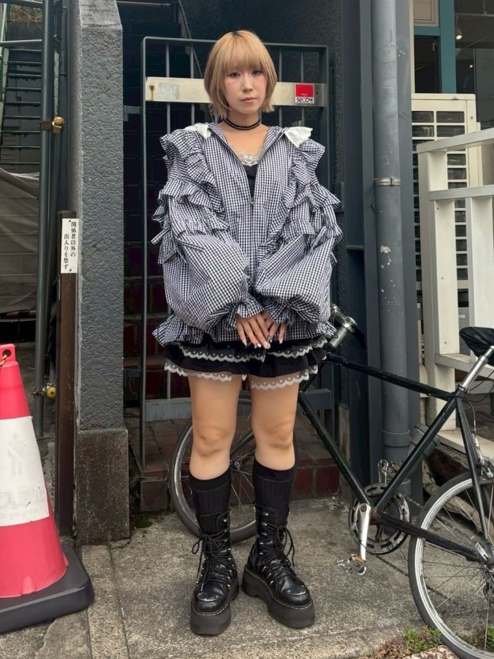 ブラック系のその他パンツ、ブラック系のキャミソール、ホワイト系のブルゾンを着用したレディースの秋コーディネートの3枚目の写真