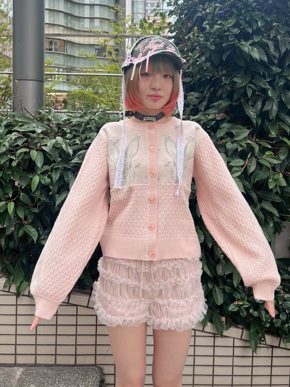 ピンク系のその他パンツ、ピンク系のカーディガン/ボレロ、ホワイト系のソックス/靴下を着用したレディースの秋コーディネートの6枚目の写真