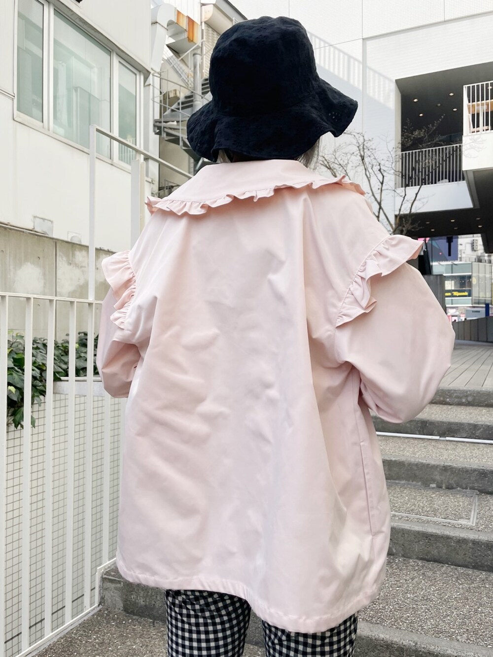 ブラック系のカーディガン/ボレロ、ピンク系のその他アウター、ブラック系のパンツを着用したレディースの冬コーディネートの2枚目の写真