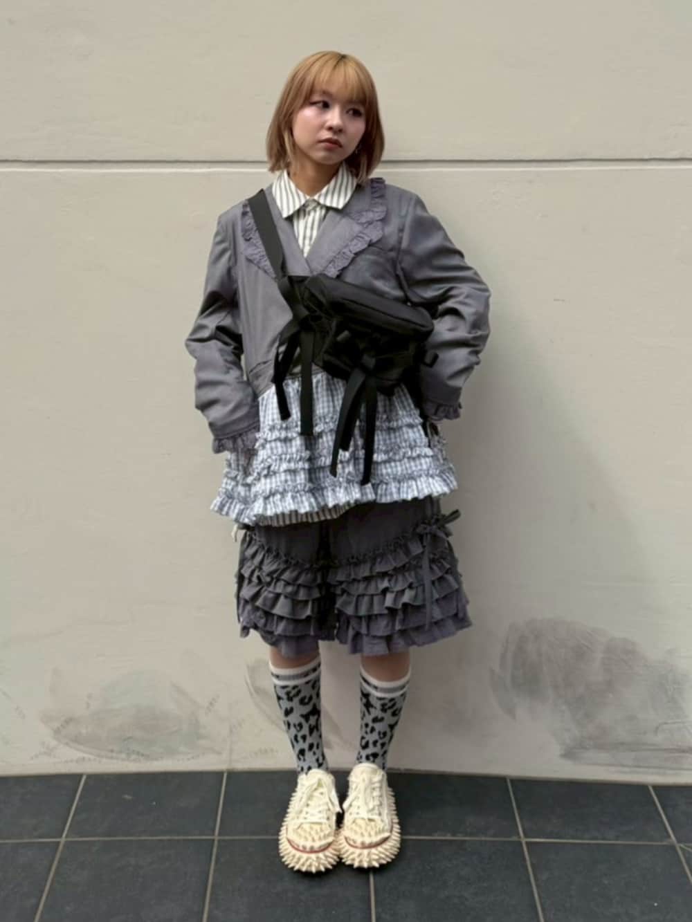 グレー系のシャツ/ブラウス、グレー系のテーラードジャケット、グレー系のその他パンツを着用したレディースの春コーディネートの2枚目の写真