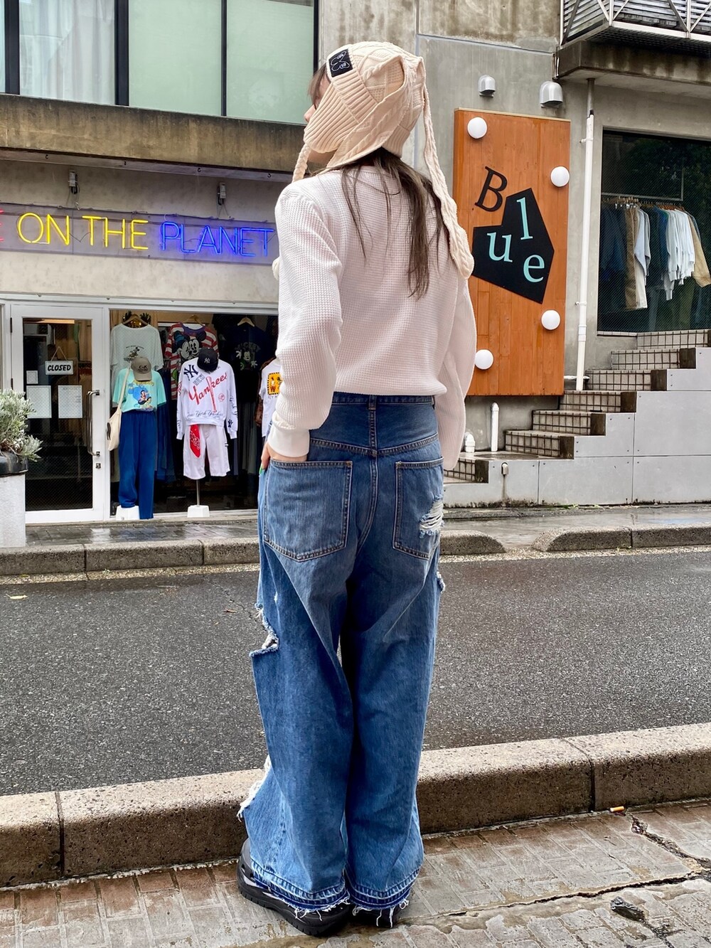 ホワイト系のTシャツ/カットソー、ブルー系のデニムパンツ、ホワイト系のニットキャップ/ビーニーを着用したレディースの秋コーディネートの4枚目の写真