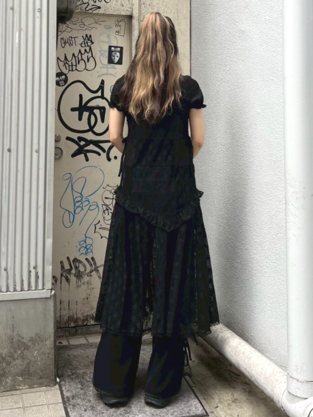 ブラック系のその他パンツ、ブラック系のワンピース、ブラック系のTシャツ/カットソーを着用したレディースの夏コーディネートの3枚目の写真