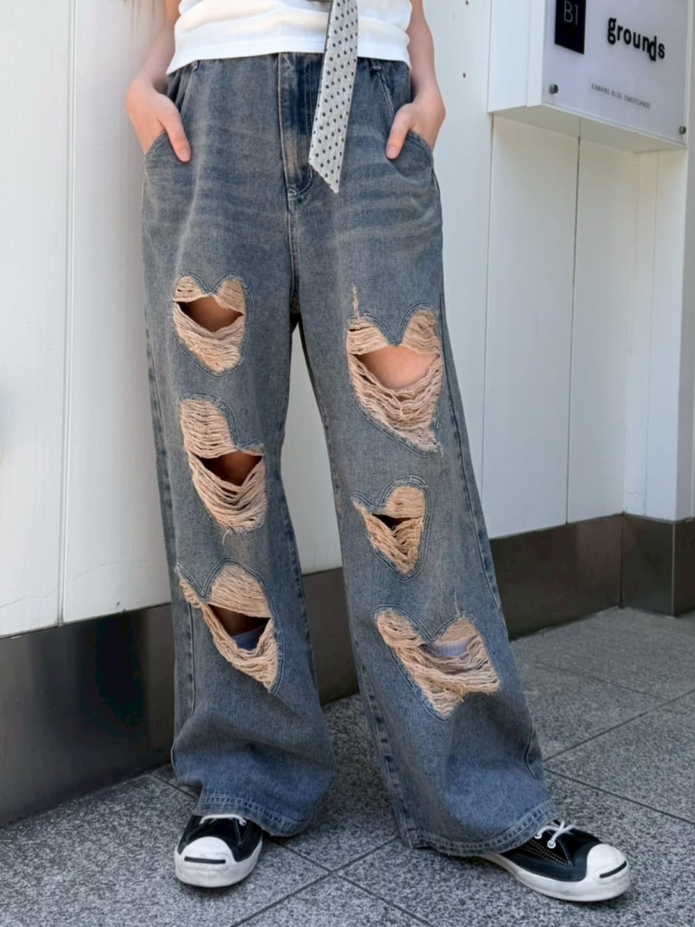 ホワイト系のタンクトップ、グレー系のTシャツ/カットソー、ブルー系のデニムパンツを着用したレディースの夏コーディネートの6枚目の写真