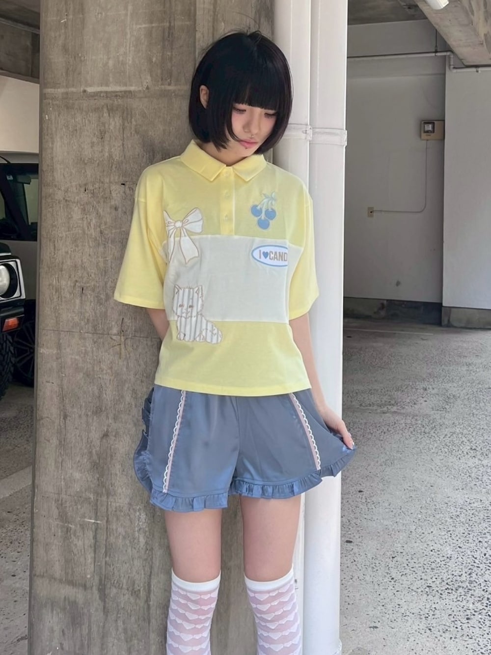 イエロー系のポロシャツ、ブルー系のその他パンツ、ホワイト系のソックス/靴下を着用したレディースの夏コーディネートの4枚目の写真