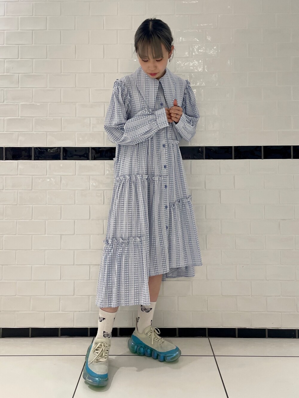 ブルー系のワンピースを着用したレディースの夏コーディネートの2枚目の写真