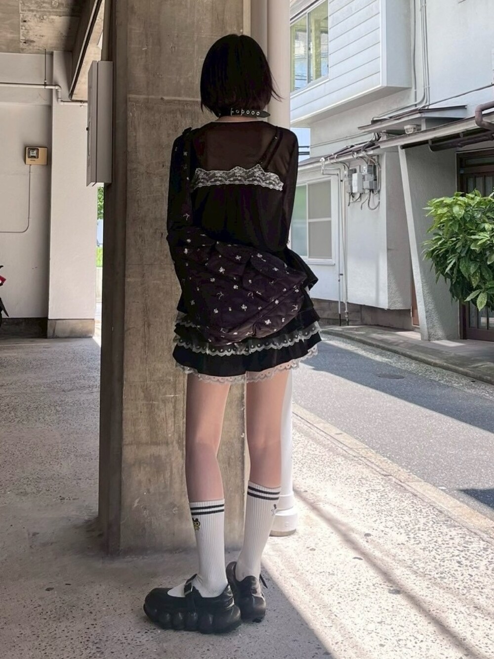 ブラック系のTシャツ/カットソー、ブラック系のキャミソール、ブラック系のその他パンツを着用したレディースの夏コーディネートの3枚目の写真