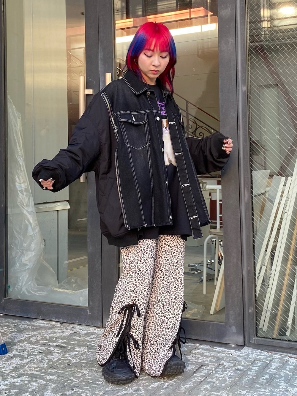 ホワイト系のTシャツ/カットソー、ベージュ系のその他パンツ、ブラック系のデニムジャケットを着用したレディースの冬コーディネートの3枚目の写真