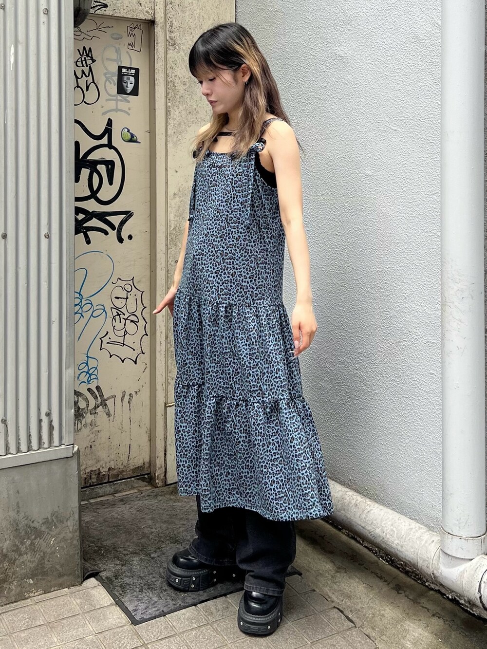 ブルー系のワンピース、ブラック系のキャミソールを着用したレディースの夏コーディネートの3枚目の写真