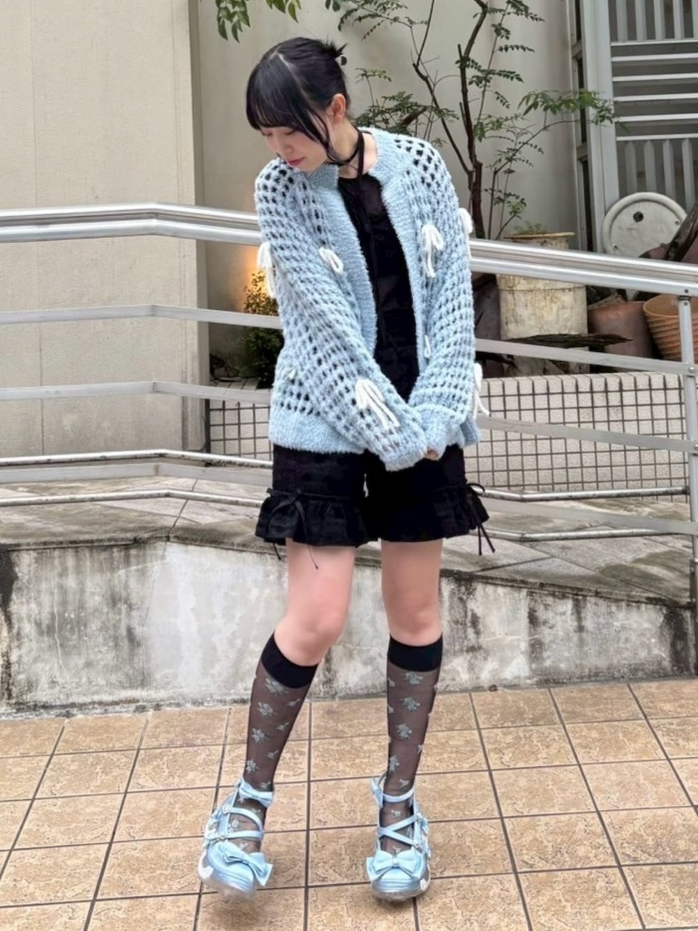 ブラック系のその他パンツ、ブラック系のその他トップス、ブルー系のカーディガン/ボレロを着用したレディースの夏コーディネートの2枚目の写真