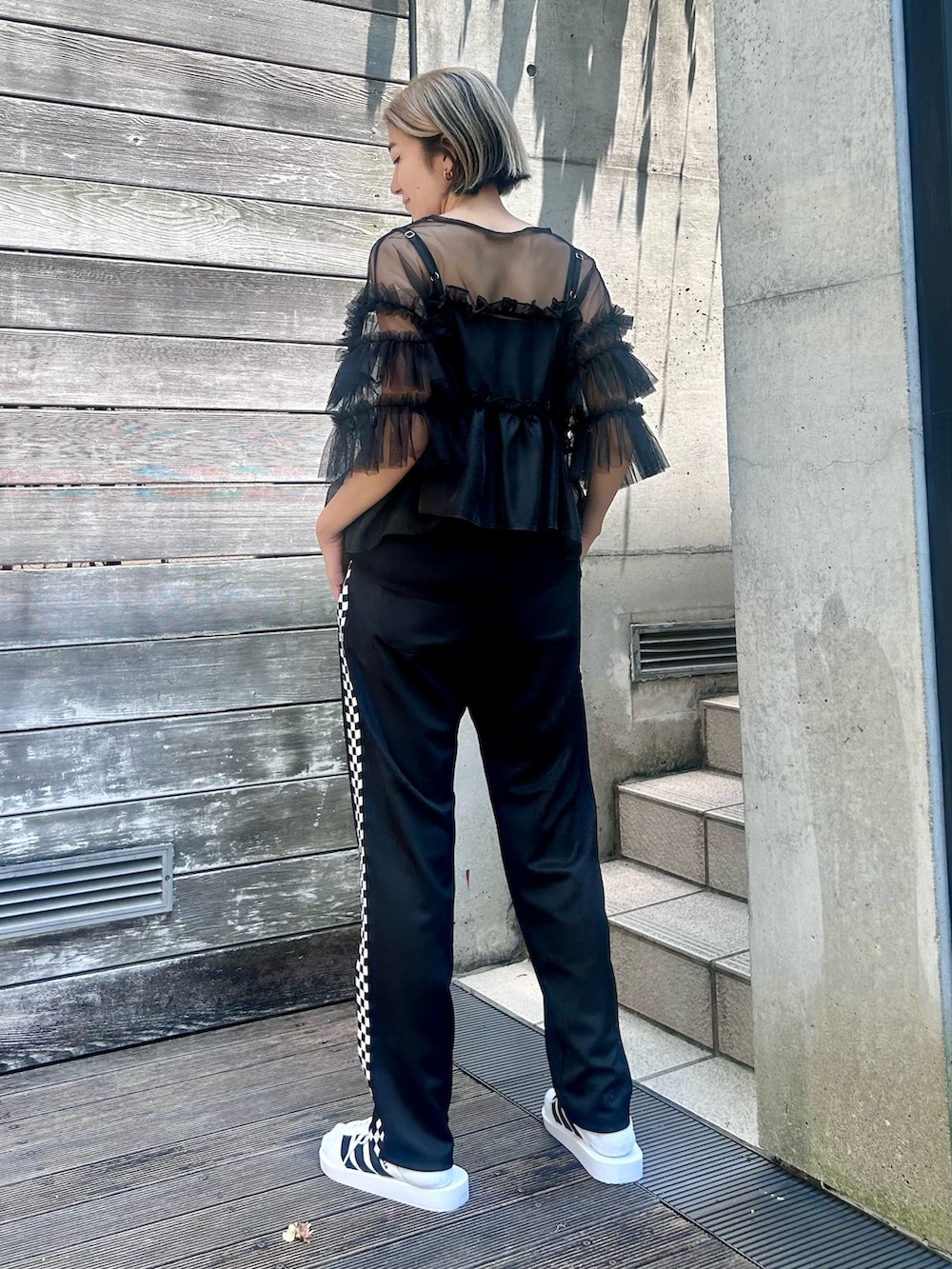 ブラック系のTシャツ/カットソー、ブラック系のキャミソール、ブラック系のその他パンツを着用したレディースの夏コーディネートの3枚目の写真