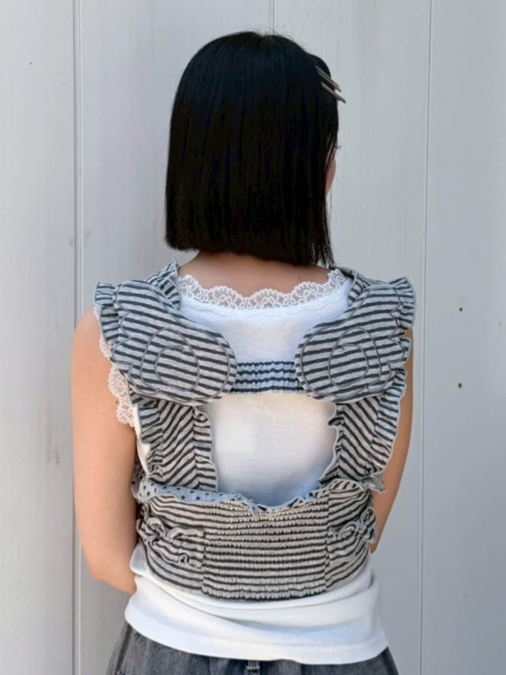ホワイト系のタンクトップ、グレー系のTシャツ/カットソー、ブルー系のデニムパンツを着用したレディースの夏コーディネートの4枚目の写真