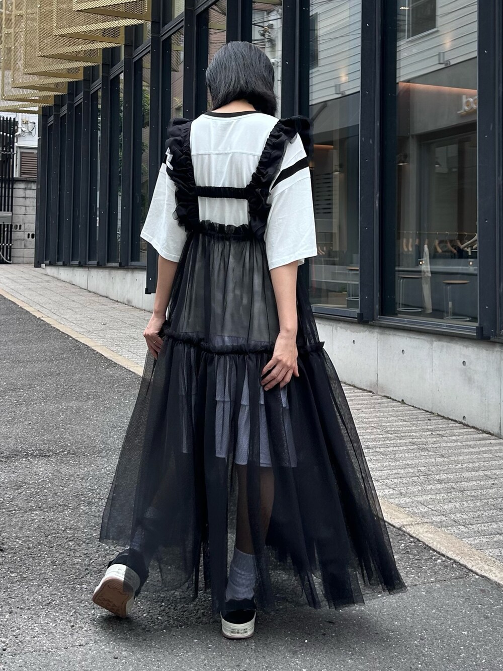 ブラック系のスカート、ホワイト系のワンピースを着用したレディースの秋コーディネートの6枚目の写真