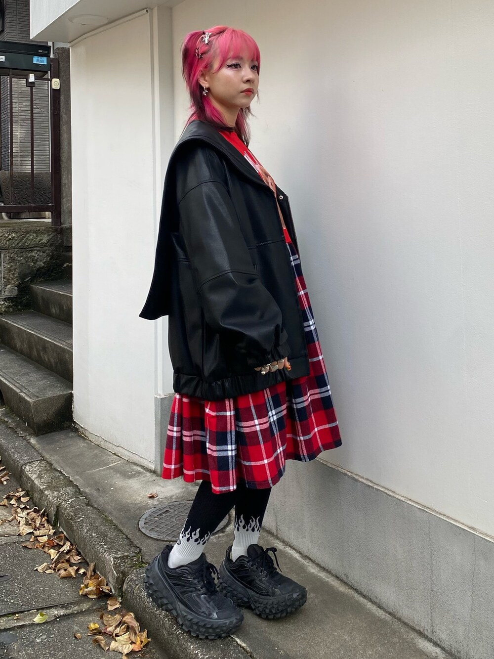 ブラック系のその他アウター、レッド系のワンピース、ブラック系のショルダーバッグを着用したレディースの秋コーディネートの4枚目の写真