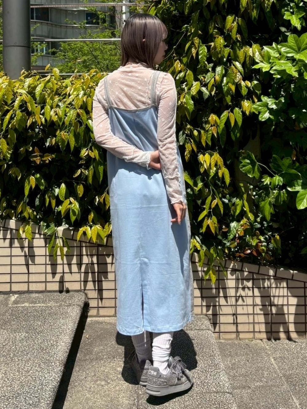 ホワイト系のその他トップス、ブルー系のワンピースを着用したレディースの春コーディネートの5枚目の写真