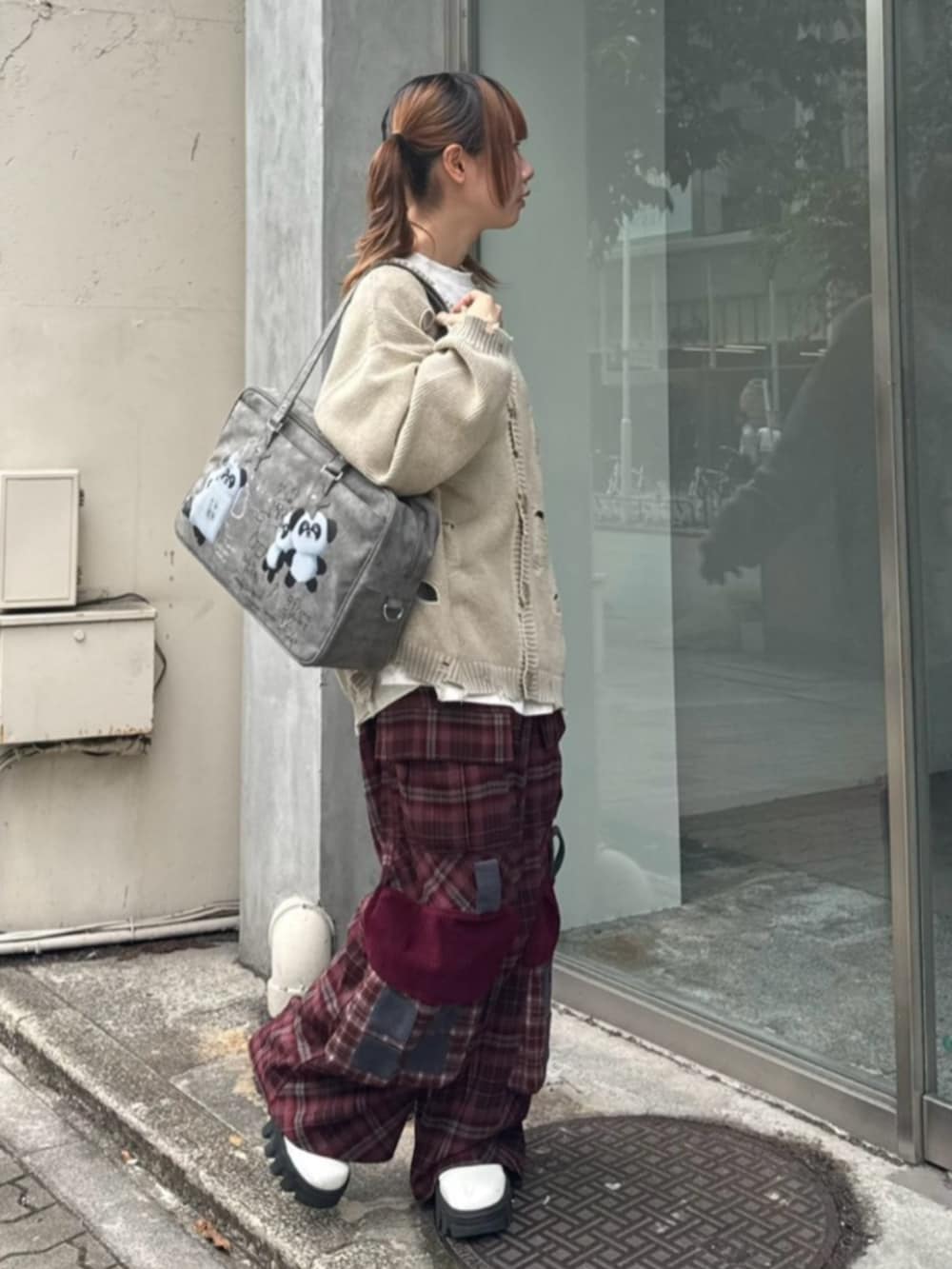 ベージュ系のニット/セーター、ホワイト系のTシャツ/カットソー、レッド系のカーゴパンツを着用したレディースの秋コーディネートの2枚目の写真