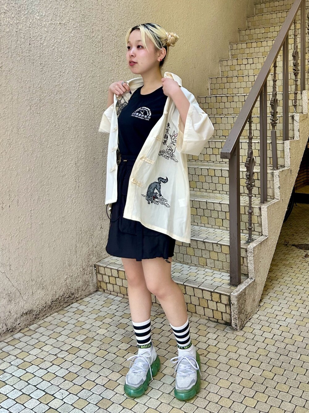 ブラック系のスカート、ブラック系のTシャツ/カットソー、ホワイト系のシャツ/ブラウスを着用したレディースの夏コーディネートの4枚目の写真