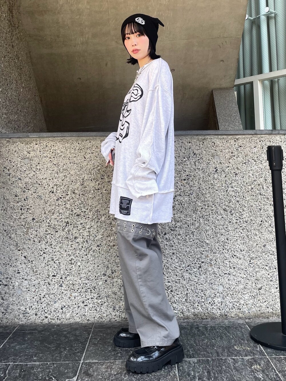 グレー系のTシャツ/カットソー、グレー系のその他パンツ、ブラック系のローファーを着用したレディースの秋コーディネートの3枚目の写真