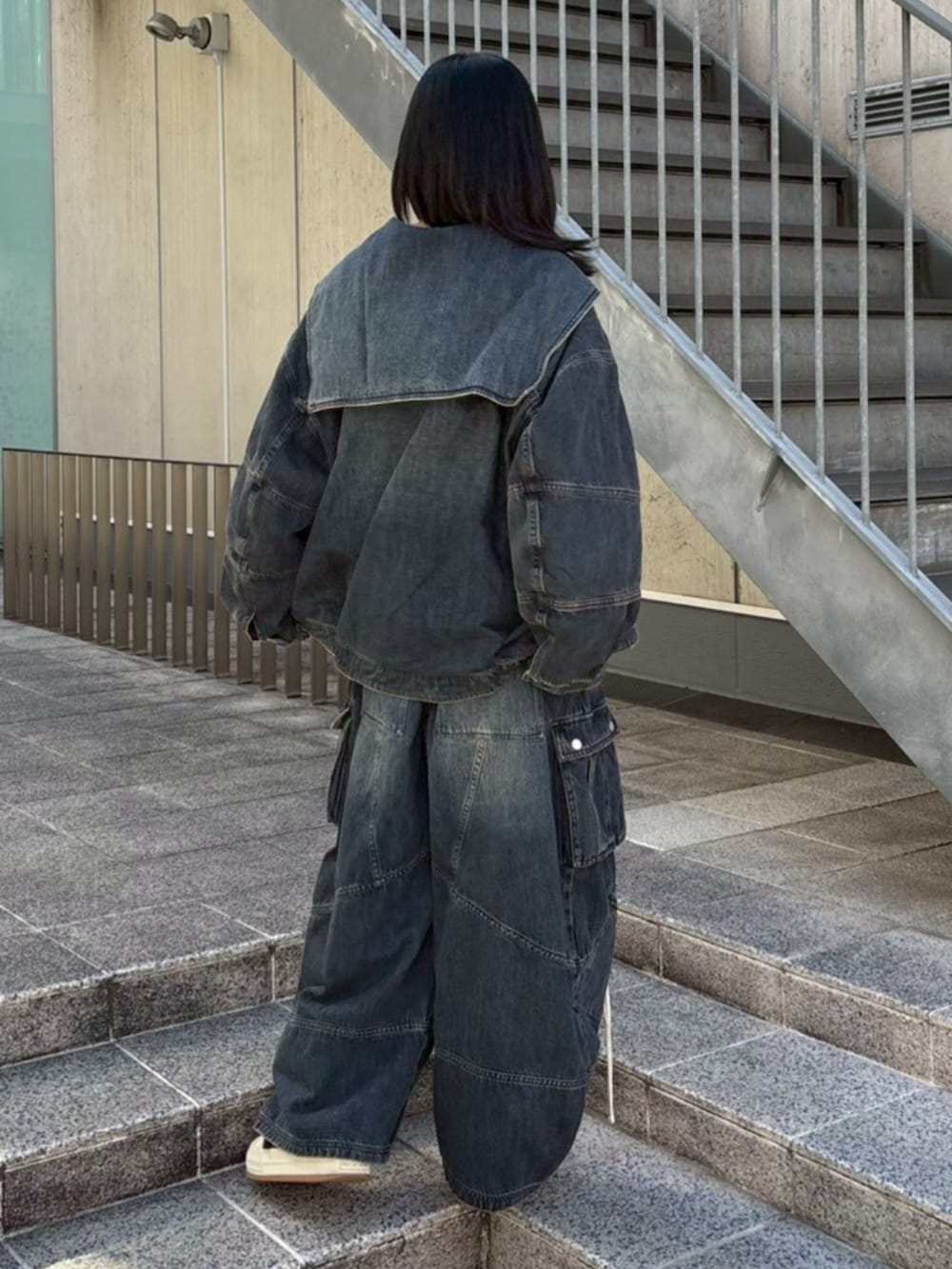 ブルー系のデニムパンツ、グレー系のTシャツ/カットソー、ブルー系のデニムジャケットを着用したレディースの春コーディネートの3枚目の写真