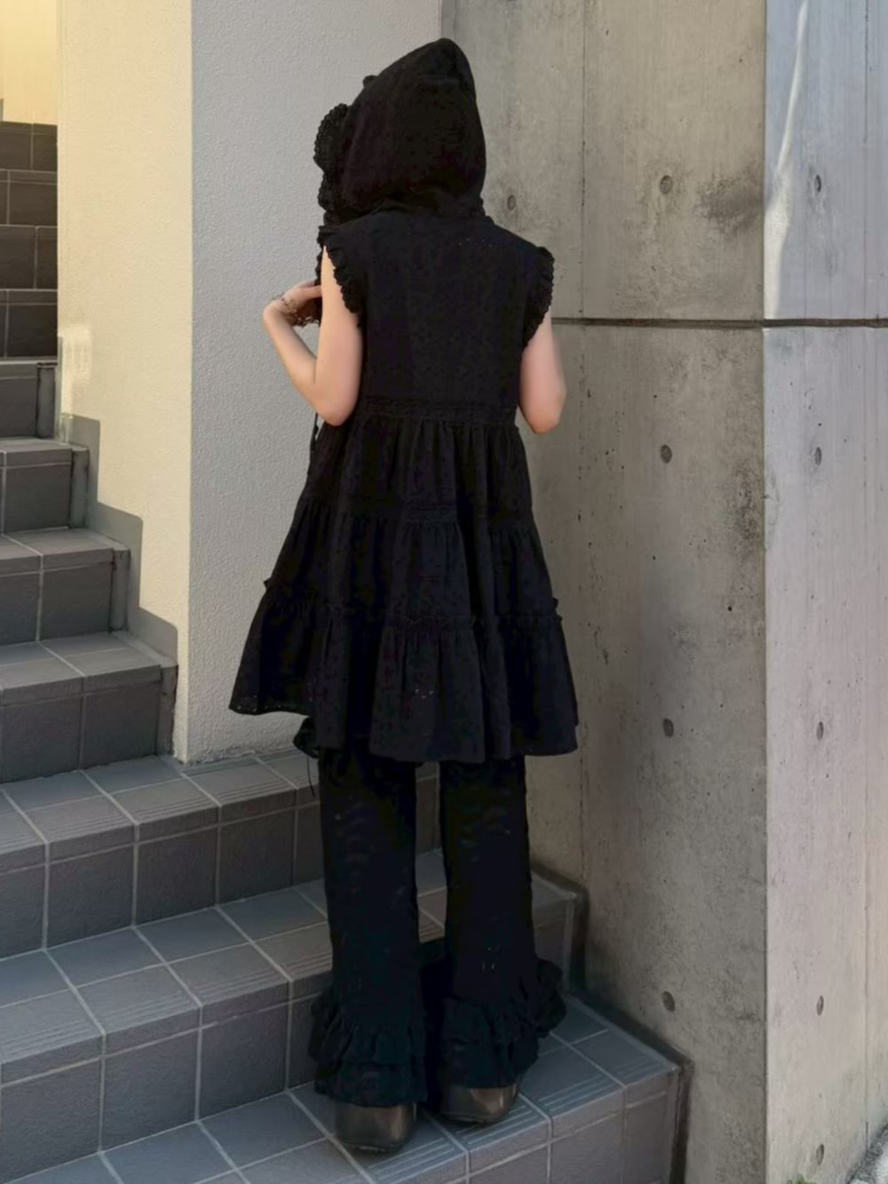 ブラック系のワンピース、ブラック系のその他パンツを着用したレディースの夏コーディネートの3枚目の写真