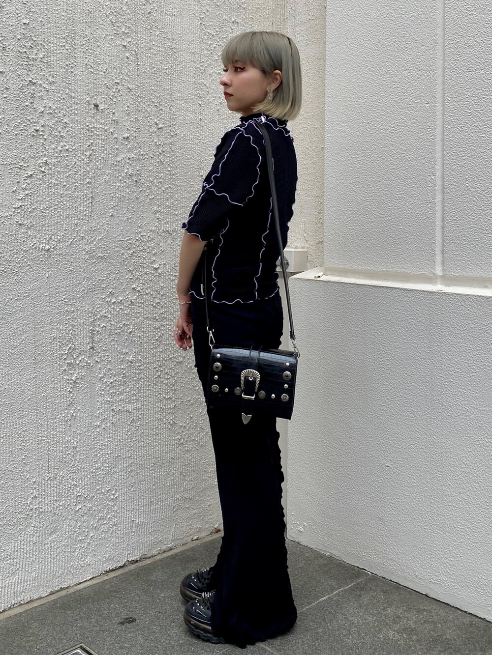 ブラック系のショルダーバッグ、ブラック系のその他パンツ、ブラック系のその他トップスを着用したレディースの夏コーディネートの3枚目の写真