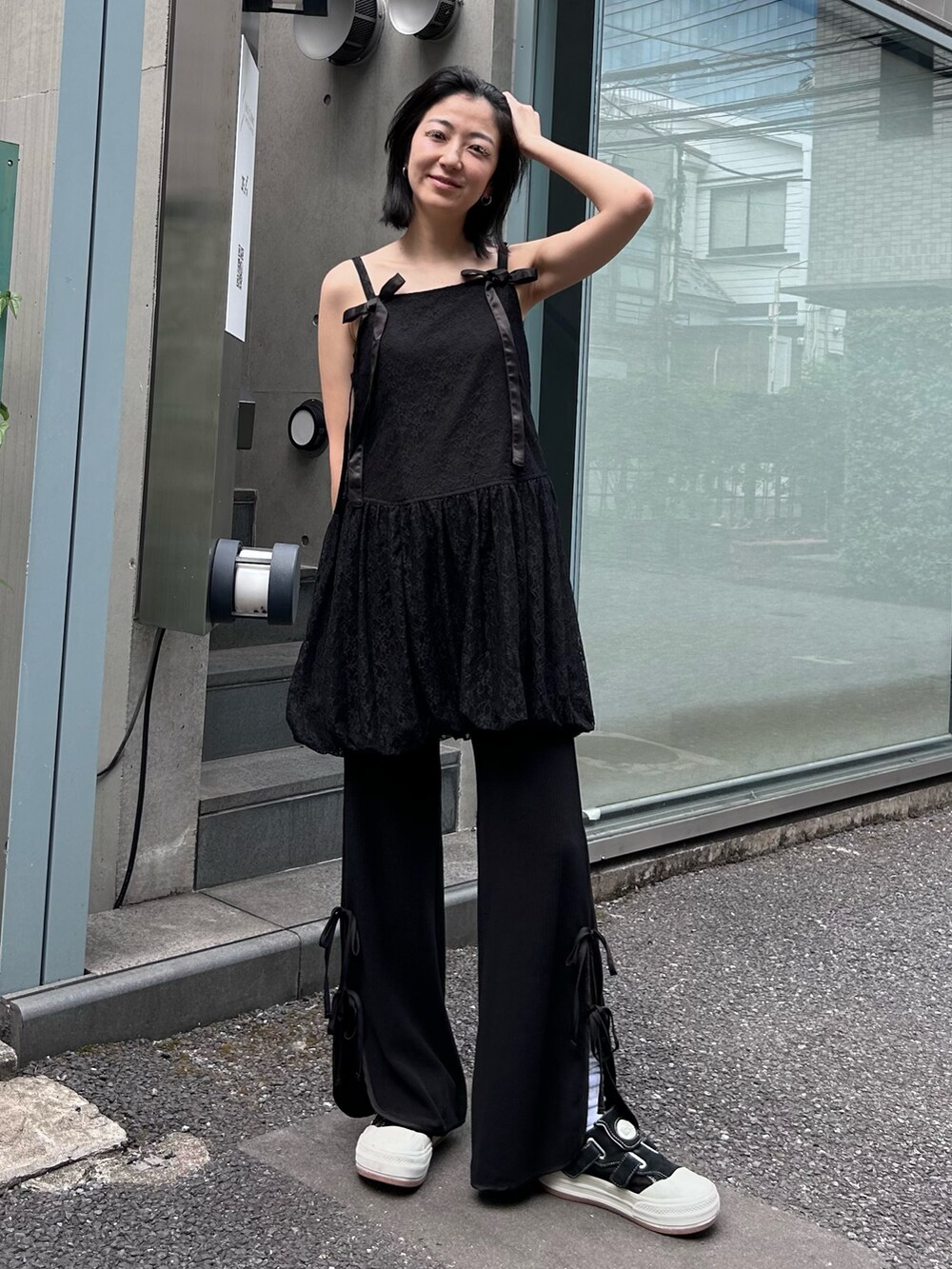 ブラック系のその他パンツ、ブラック系のワンピースを着用したレディースの夏コーディネートの2枚目の写真