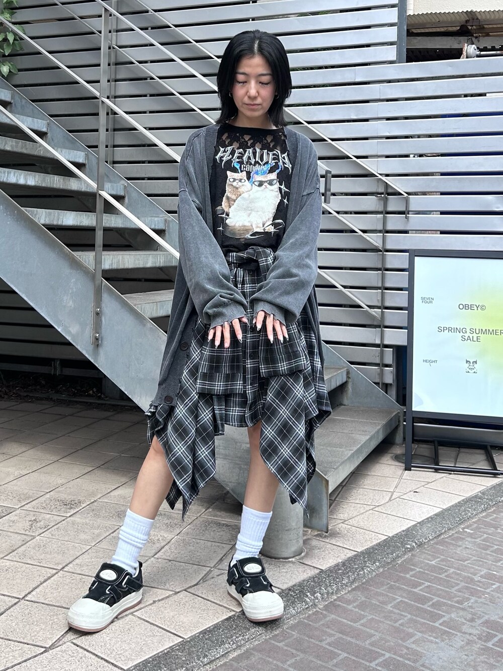 ブラック系のスカート、ブラック系のTシャツ/カットソー、グレー系のカーディガン/ボレロを着用したレディースの秋コーディネートの3枚目の写真