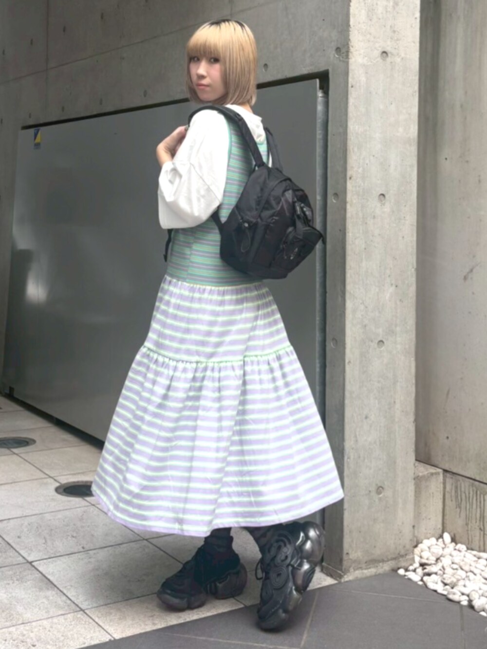 ホワイト系のTシャツ/カットソー、パープル系のワンピース、ブラック系のバックパック/リュックを着用したレディースの夏コーディネートの3枚目の写真