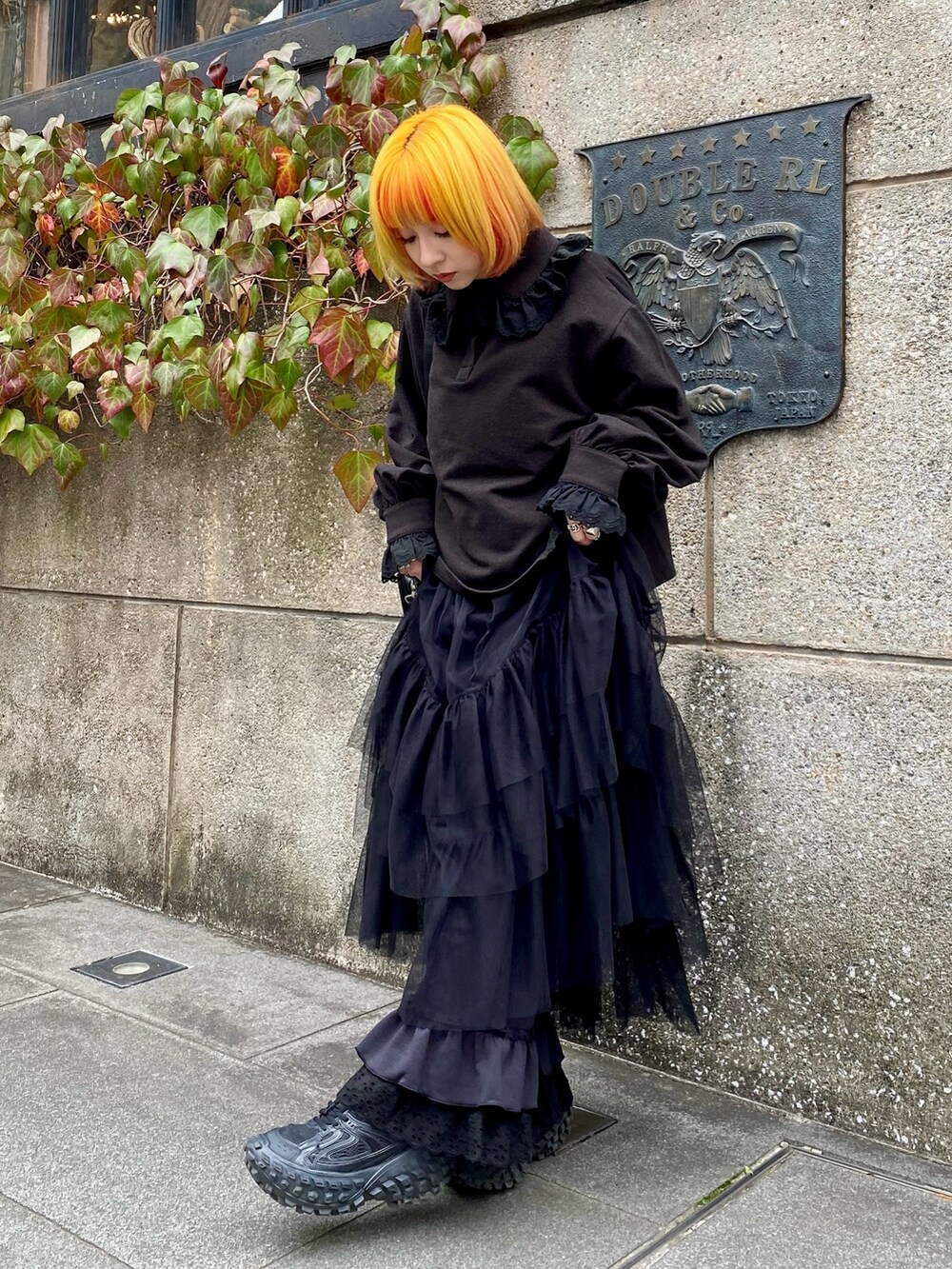 ブラック系のポロシャツ、ブラック系のワンピース、ブラック系のその他パンツを着用したレディースの冬コーディネートの4枚目の写真