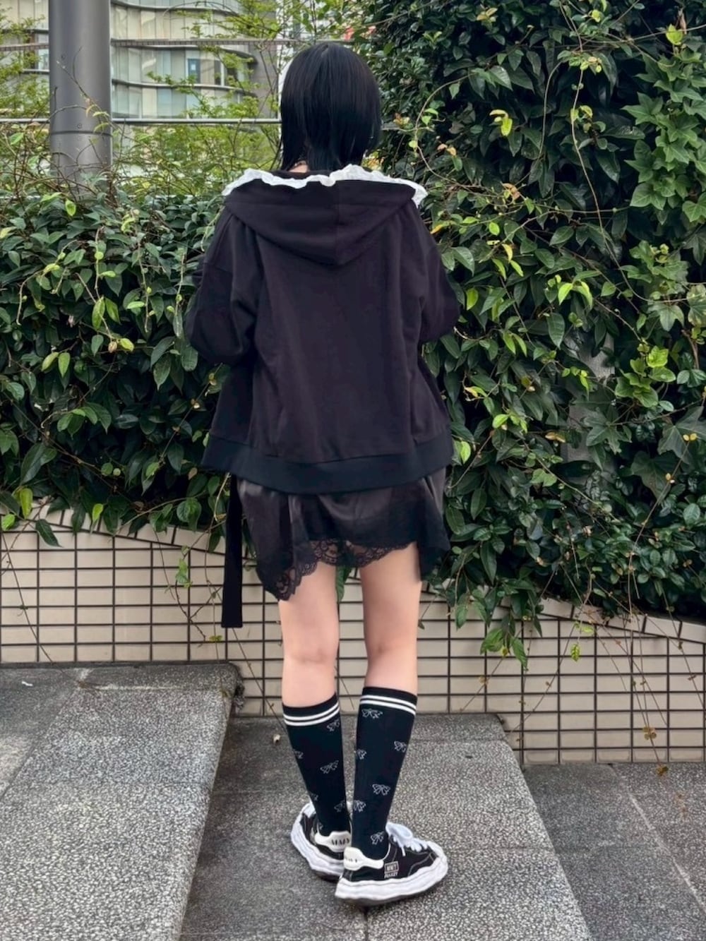 ブラック系のワンピース、ホワイト系のTシャツ/カットソー、ブラック系のパーカーを着用したレディースの秋コーディネートの5枚目の写真