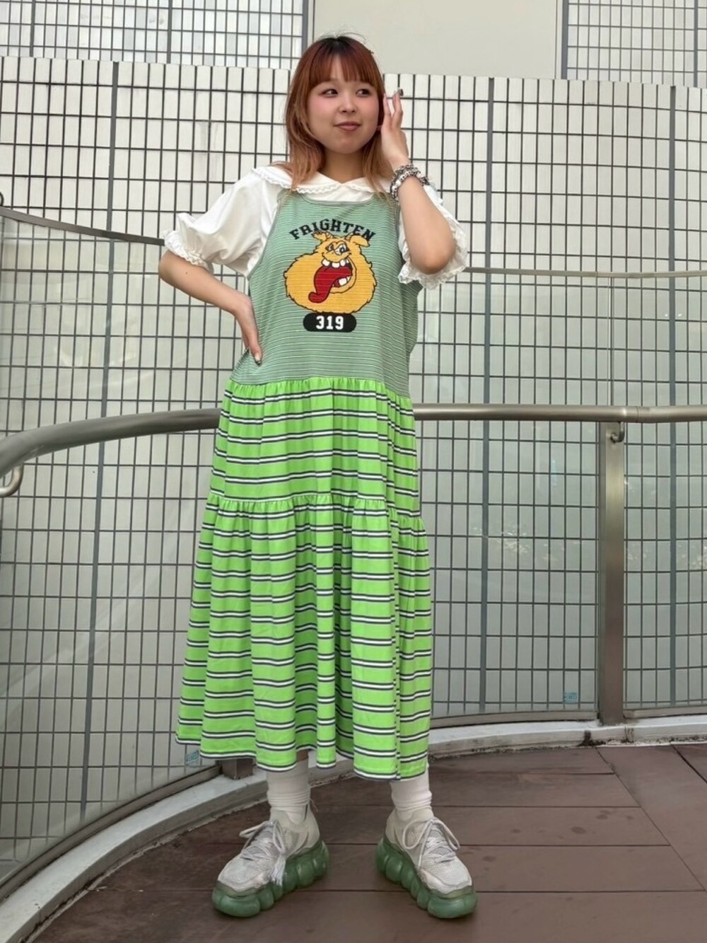 ホワイト系のTシャツ/カットソー、グリーン系のワンピースを着用したレディースの夏コーディネートの2枚目の写真