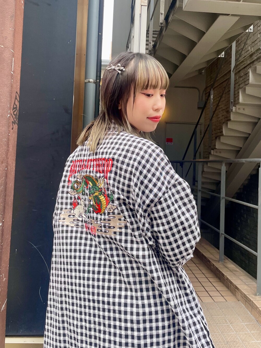 ブラック系のシャツ/ブラウス、ブラック系のその他パンツ、ホワイト系のショルダーバッグを着用したレディースの春コーディネートの5枚目の写真