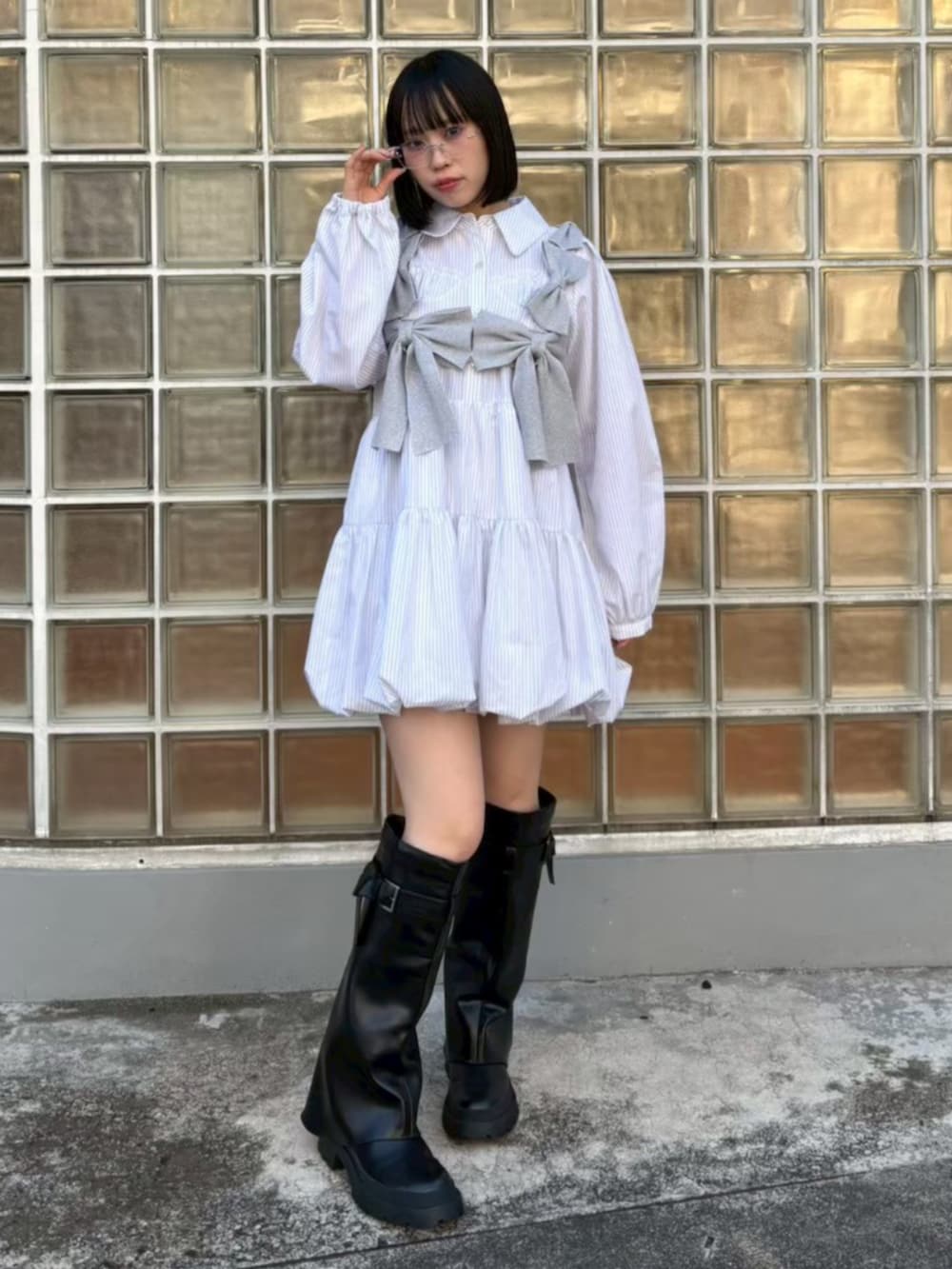 パープル系のその他トップス、ホワイト系のシャツワンピースを着用したレディースの冬コーディネートの2枚目の写真