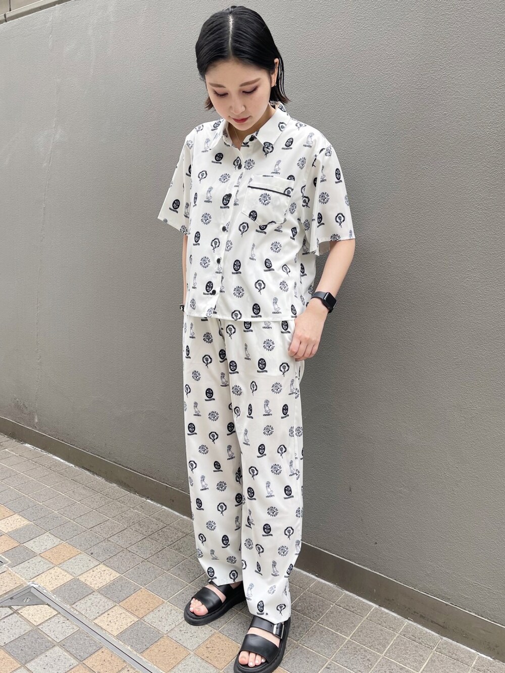 ホワイト系のその他パンツ、ホワイト系のシャツ/ブラウスを着用したレディースの夏コーディネートの2枚目の写真