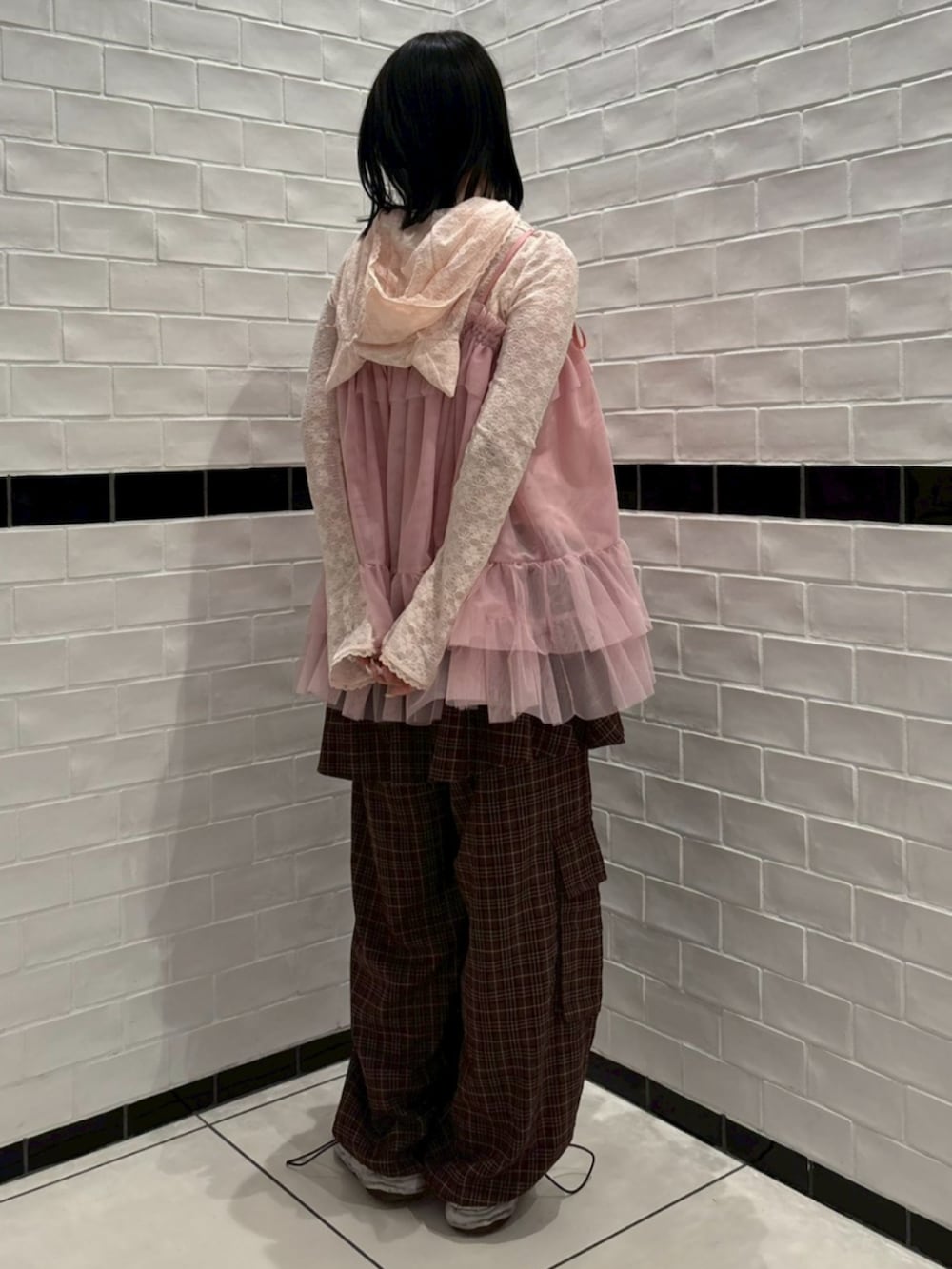 ブラウン系のその他パンツ、ピンク系のその他トップス、ピンク系のその他トップスを着用したレディースの冬コーディネートの2枚目の写真