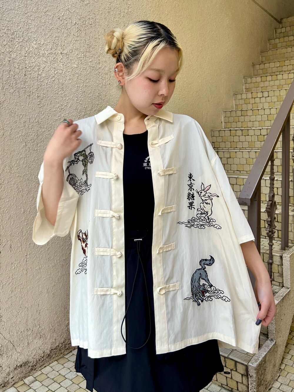 ブラック系のスカート、ブラック系のTシャツ/カットソー、ホワイト系のシャツ/ブラウスを着用したレディースの夏コーディネートの5枚目の写真