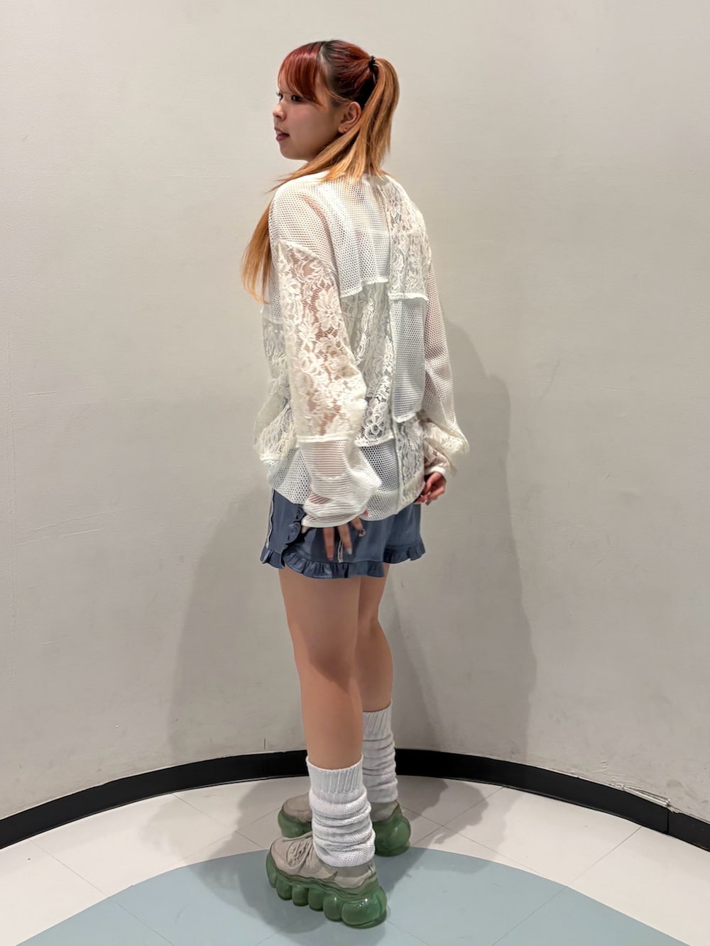 ブルー系のその他パンツ、ブルー系のキャミソール、ホワイト系のTシャツ/カットソーを着用したレディースの夏コーディネートの5枚目の写真