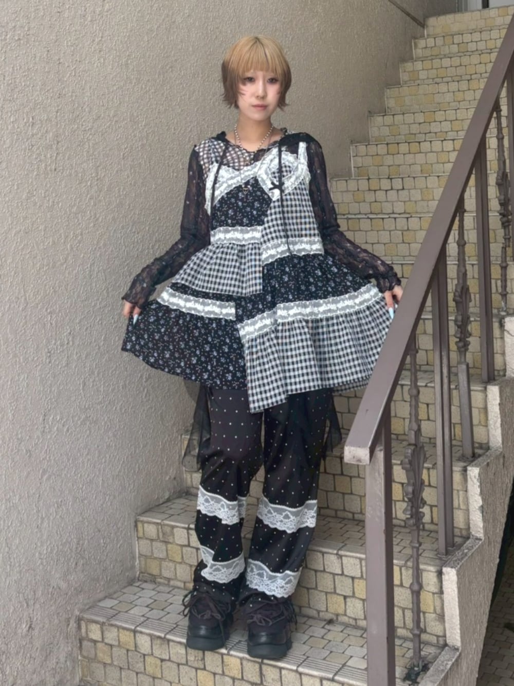 ブラック系のその他パンツ、ブラック系のTシャツ/カットソー、ブラック系のワンピースを着用したレディースの春コーディネートの2枚目の写真