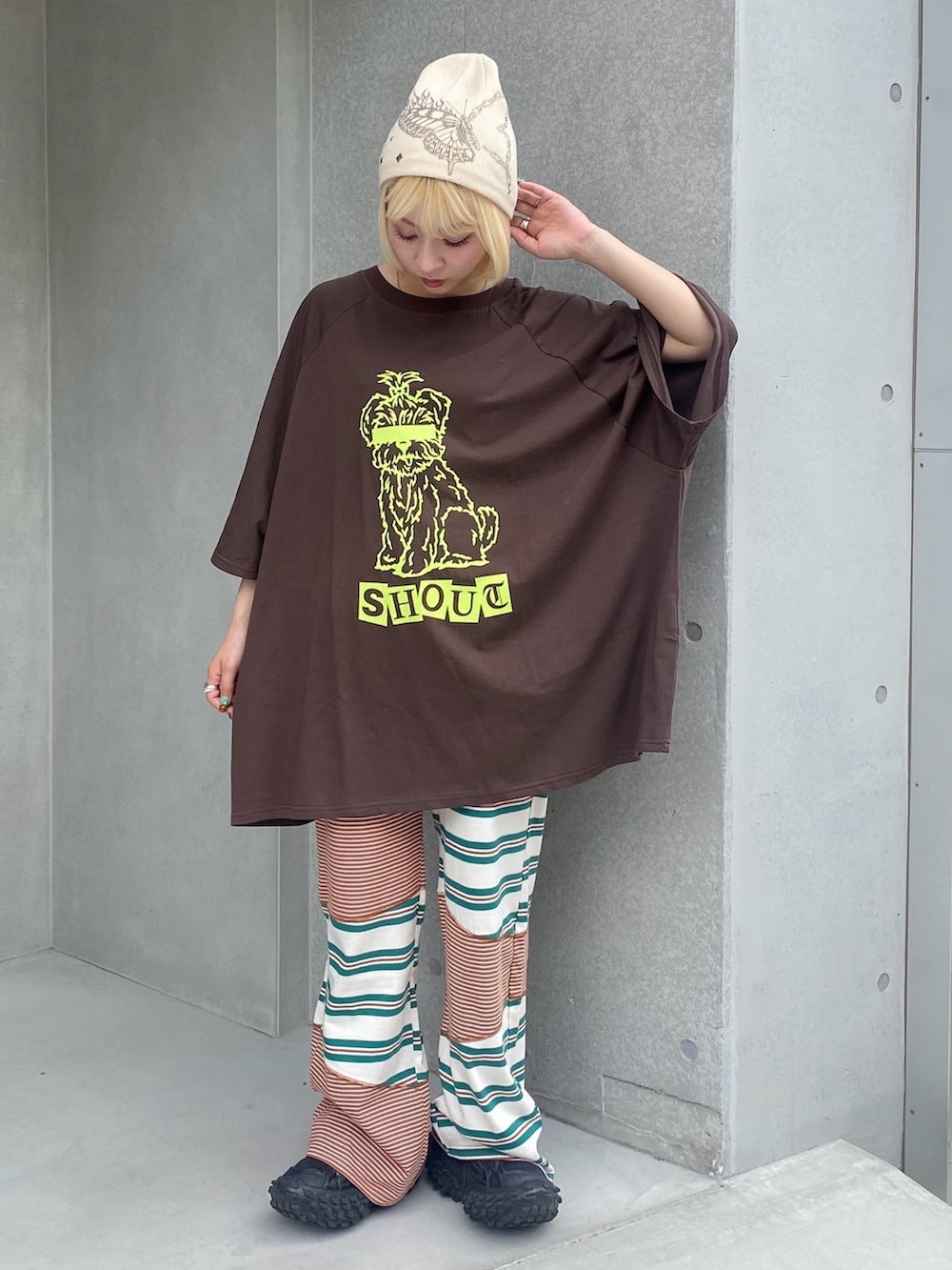 グリーン系のその他パンツ、ブラウン系のTシャツ/カットソー、ホワイト系のニットキャップ/ビーニーを着用したレディースの夏コーディネートの3枚目の写真