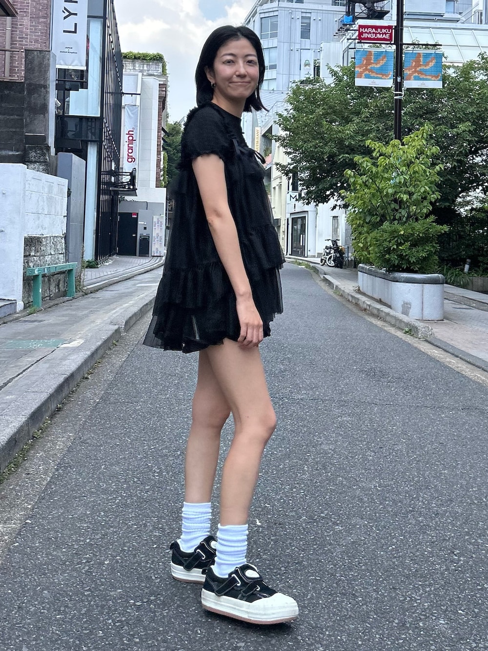 ブラック系のその他パンツ、ブラック系のその他トップス、ブラック系のTシャツ/カットソーを着用したレディースの夏コーディネートの5枚目の写真