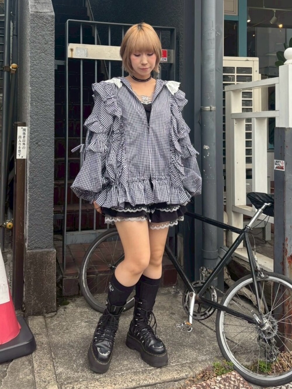 ブラック系のその他パンツ、ブラック系のキャミソール、ホワイト系のブルゾンを着用したレディースの秋コーディネートの2枚目の写真