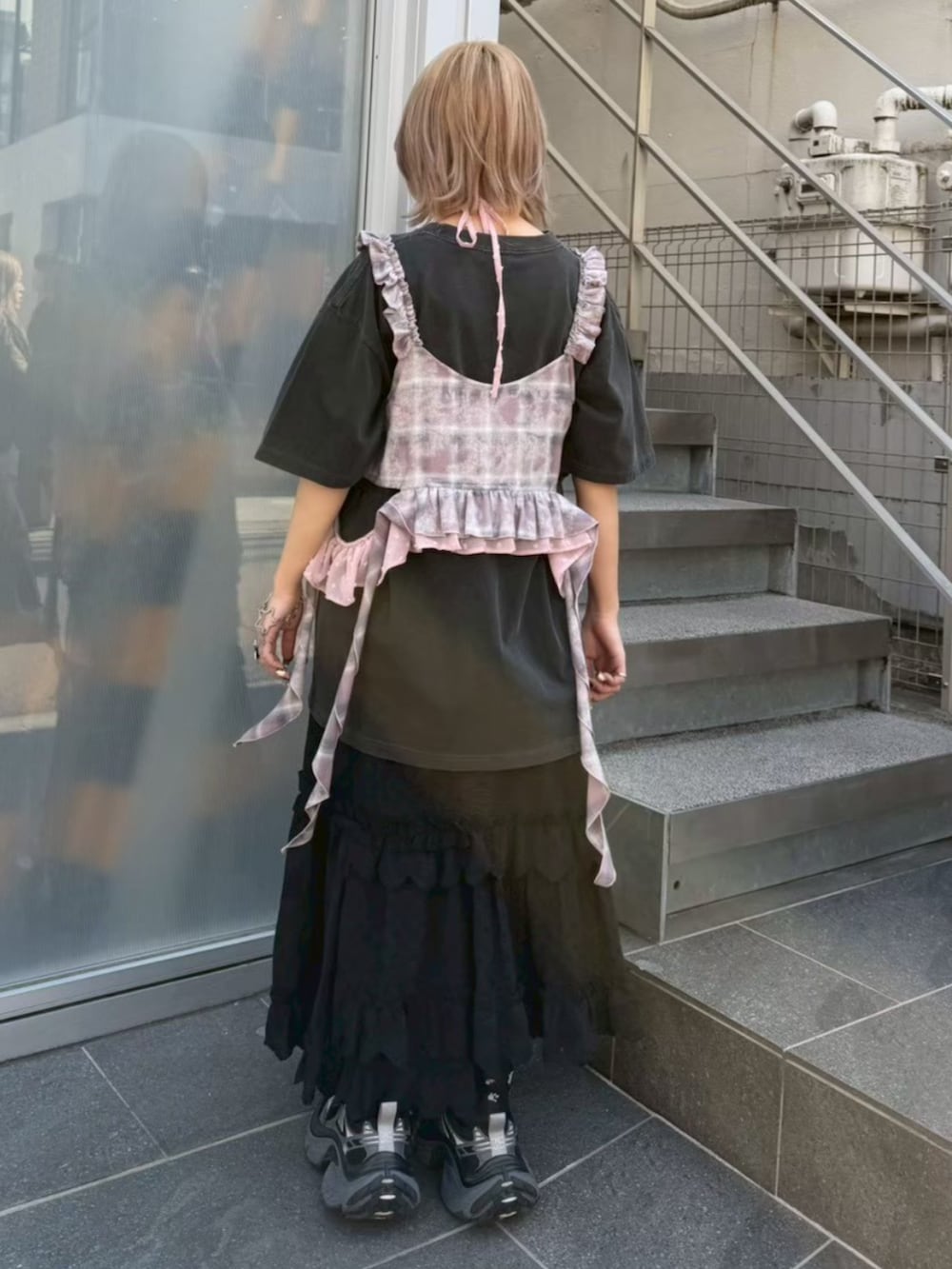 ブラック系のスカート、ピンク系のその他トップス、ブラック系のTシャツ/カットソーを着用したレディースの夏コーディネートの2枚目の写真