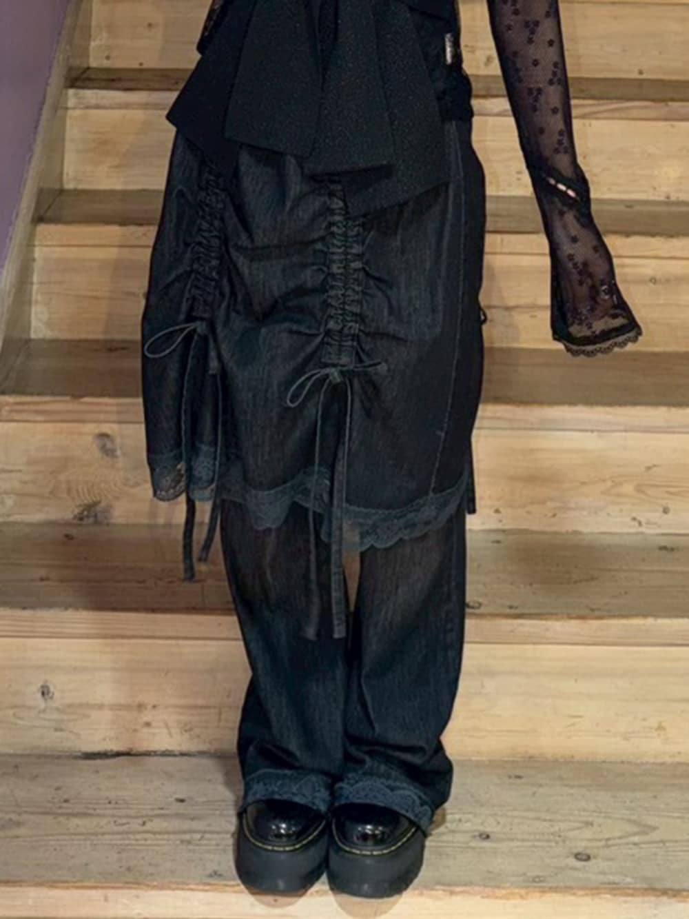 ブラック系のTシャツ/カットソー、ブラック系のその他トップス、ブラック系のデニムパンツを着用したレディースの夏コーディネートの4枚目の写真