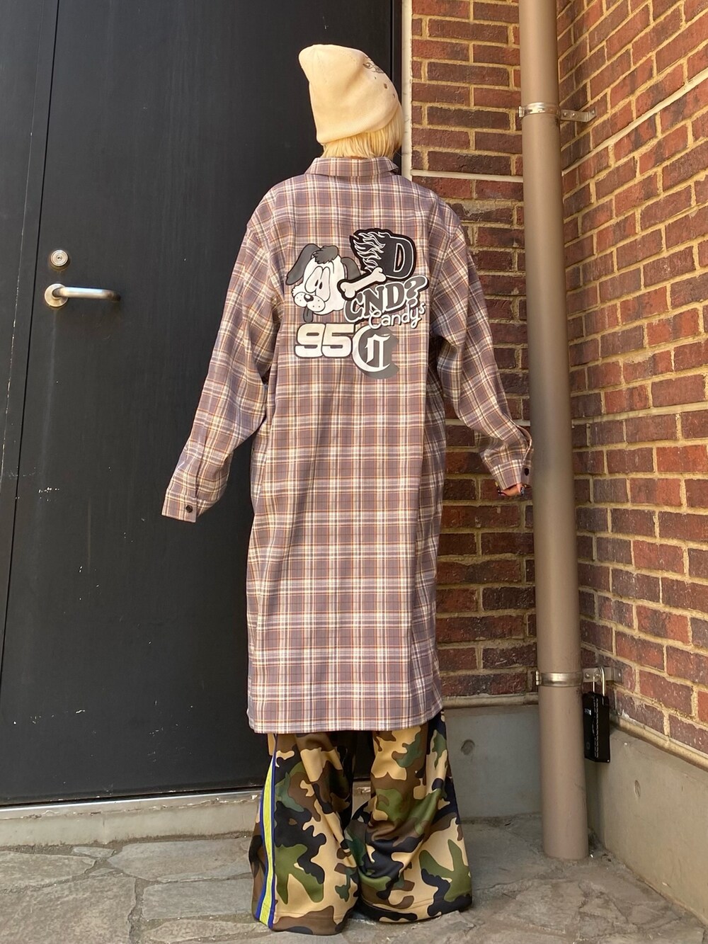 ベージュ系のその他パンツ、グレー系のシャツワンピース、ホワイト系のニットキャップ/ビーニーを着用したレディースの春コーディネートの4枚目の写真