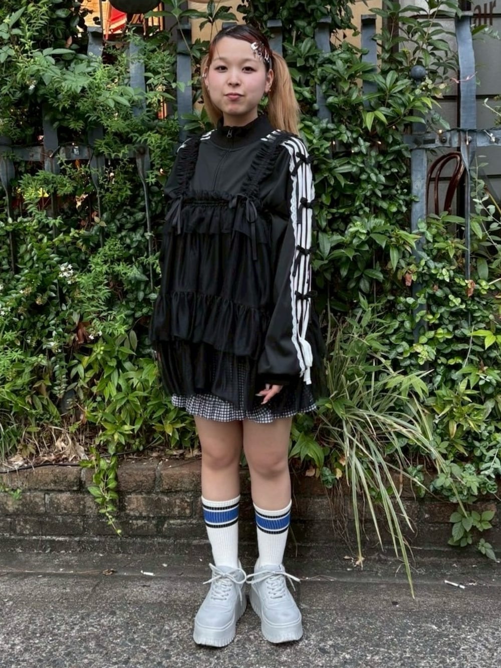 ブラック系のブルゾン、ブラック系のその他トップス、ブラック系のその他パンツを着用したレディースの夏コーディネートの3枚目の写真