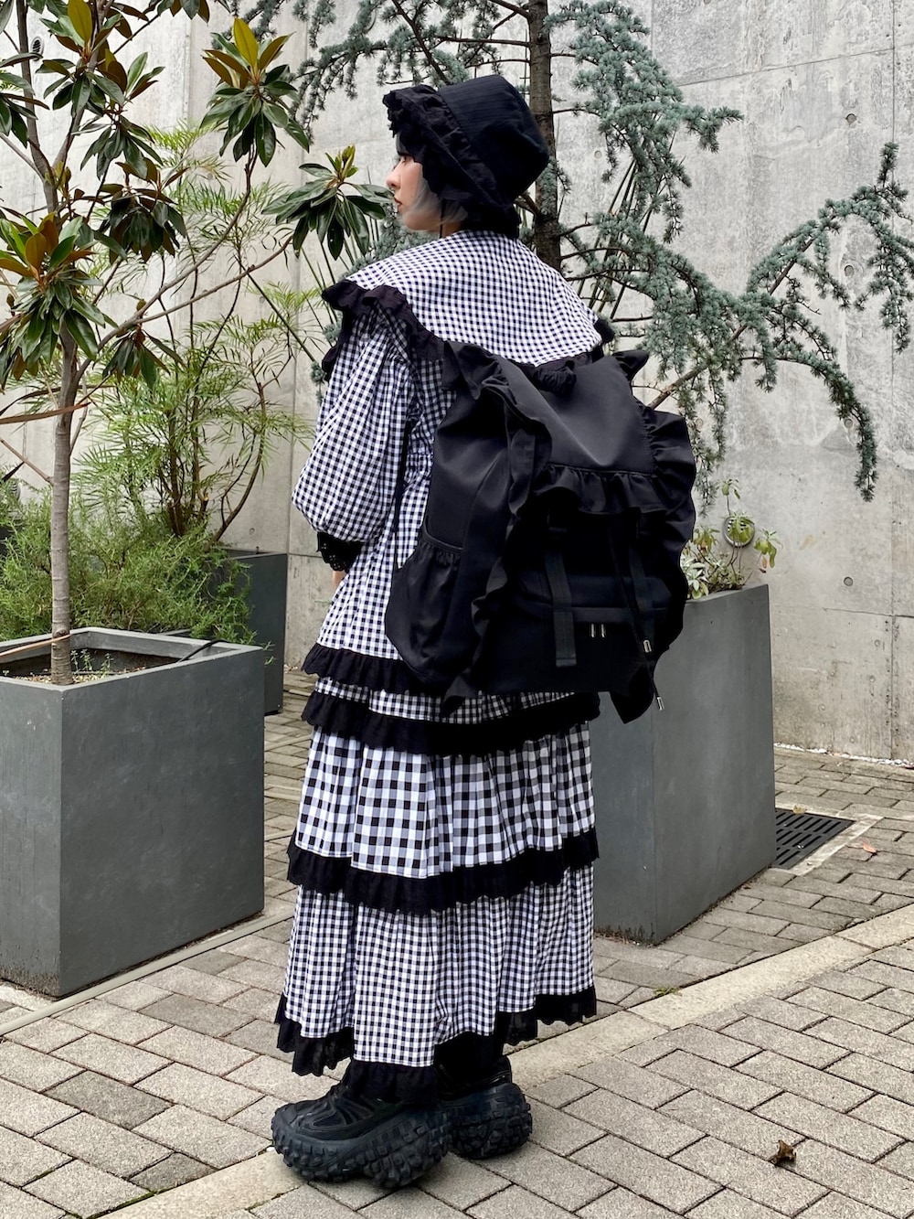 ブラック系のバックパック/リュック、ホワイト系のシャツ/ブラウス、ホワイト系のスカートを着用したレディースの夏コーディネートの4枚目の写真