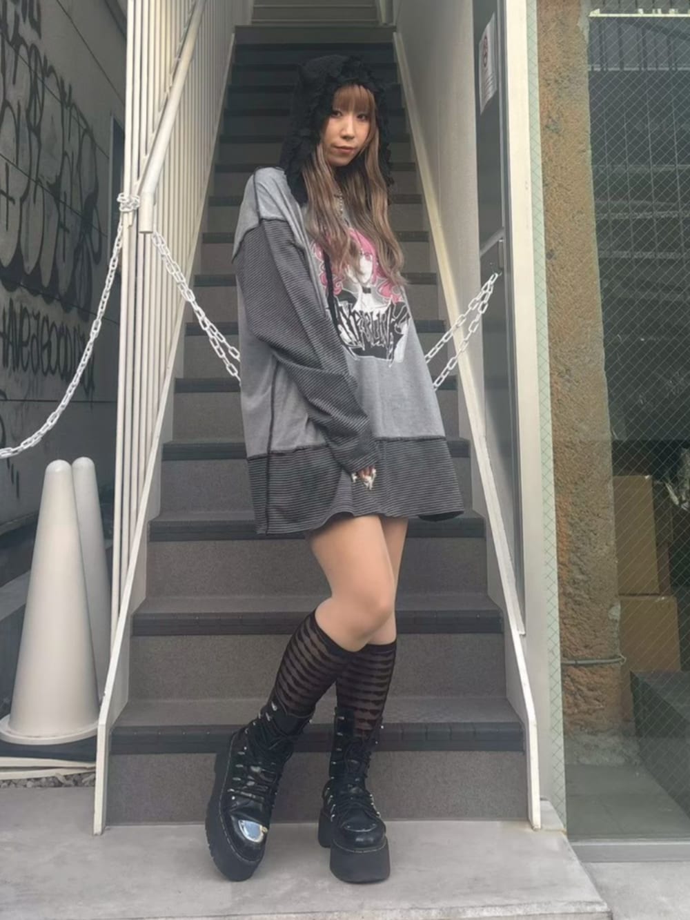 グレー系のTシャツ/カットソー、ブラック系のソックス/靴下、ブラック系のニットキャップ/ビーニーを着用したレディースの春コーディネートの2枚目の写真