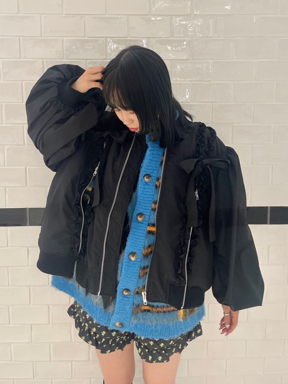 ブルー系のカーディガン/ボレロ、ブラック系のローファー、ブラック系のその他パンツを着用したレディースの冬コーディネートの4枚目の写真