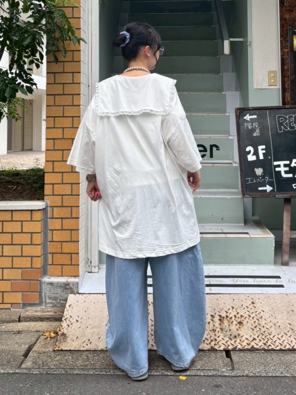 ブルー系のデニムパンツ、ホワイト系のTシャツ/カットソー、ホワイト系のTシャツ/カットソーを着用したレディースの夏コーディネートの4枚目の写真