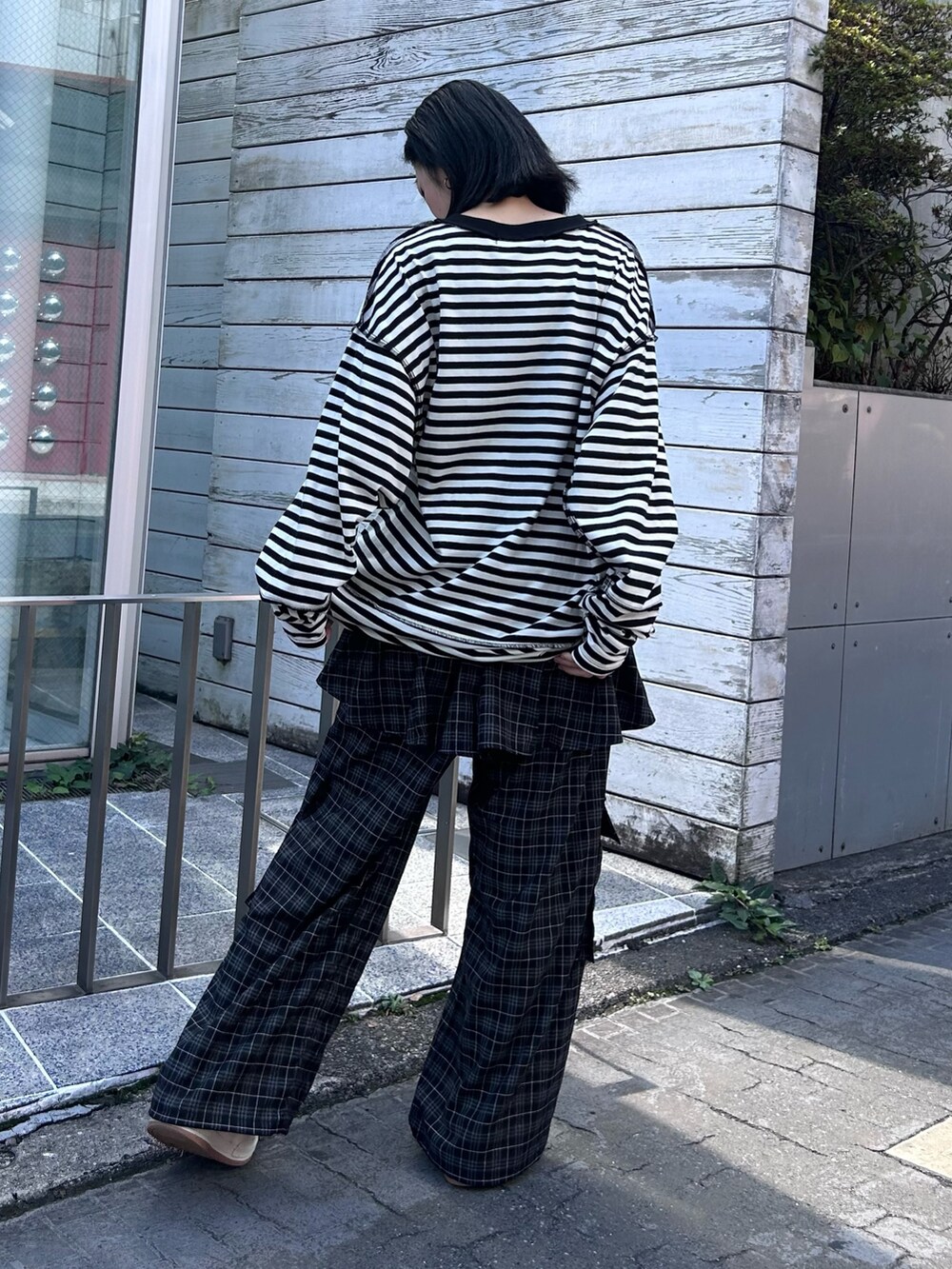 ブラック系のその他パンツ、ホワイト系のTシャツ/カットソーを着用したレディースの秋コーディネートの5枚目の写真