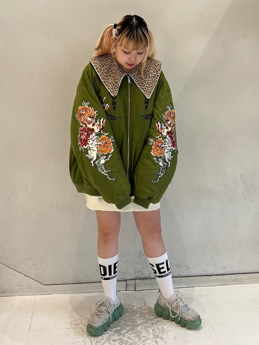 ホワイト系のスウェット、グリーン系のMA-1を着用したレディースの秋コーディネートの2枚目の写真